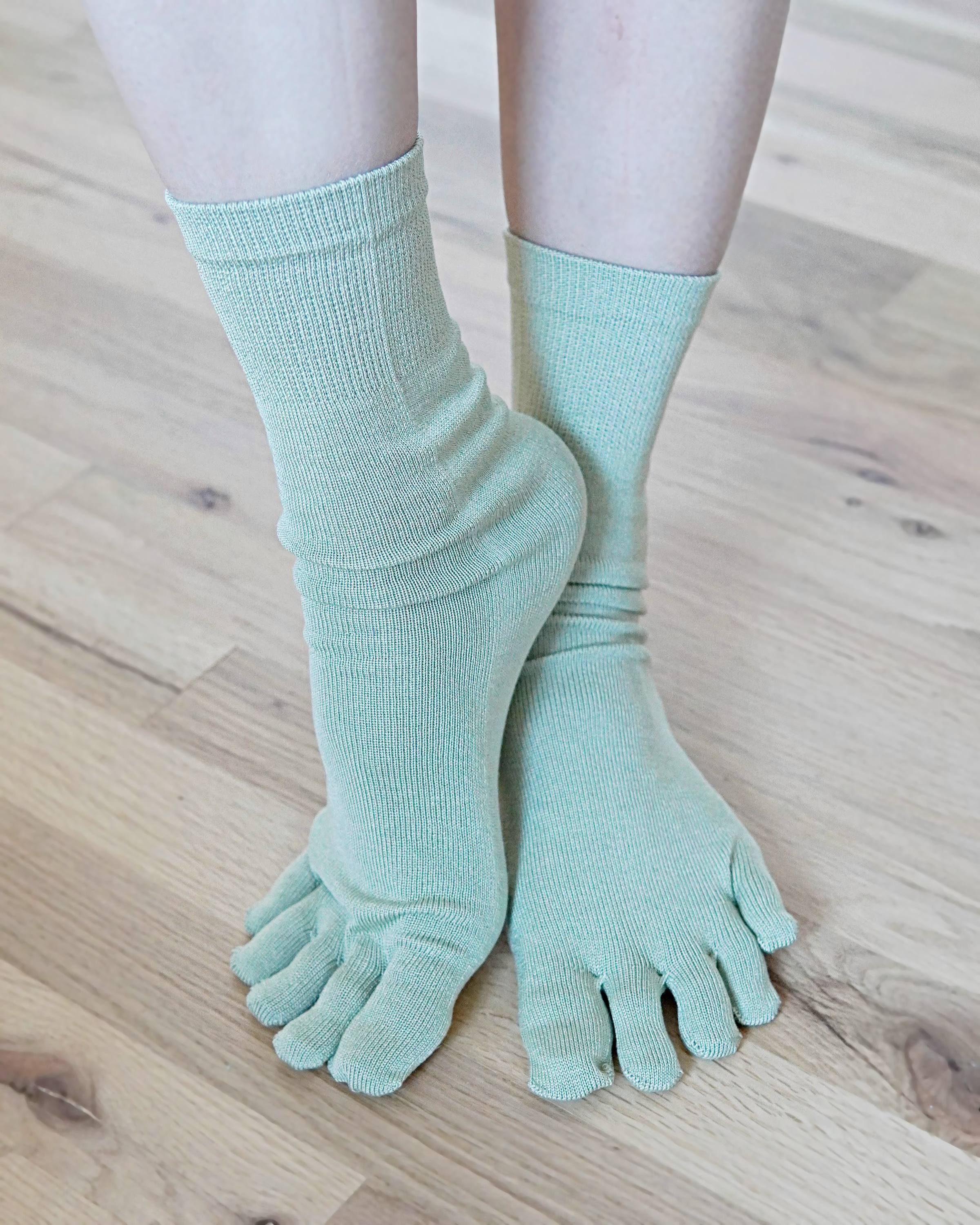 Zehensocken aus mit Beifuß gefärbter Seide