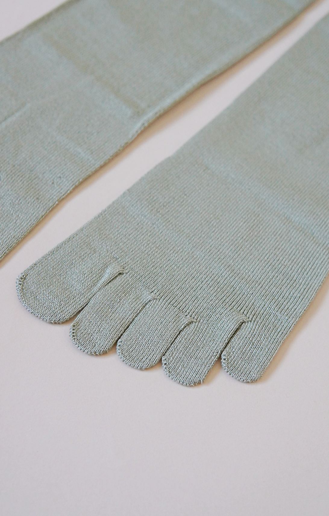 Zehensocken aus mit Beifuß gefärbter Seide