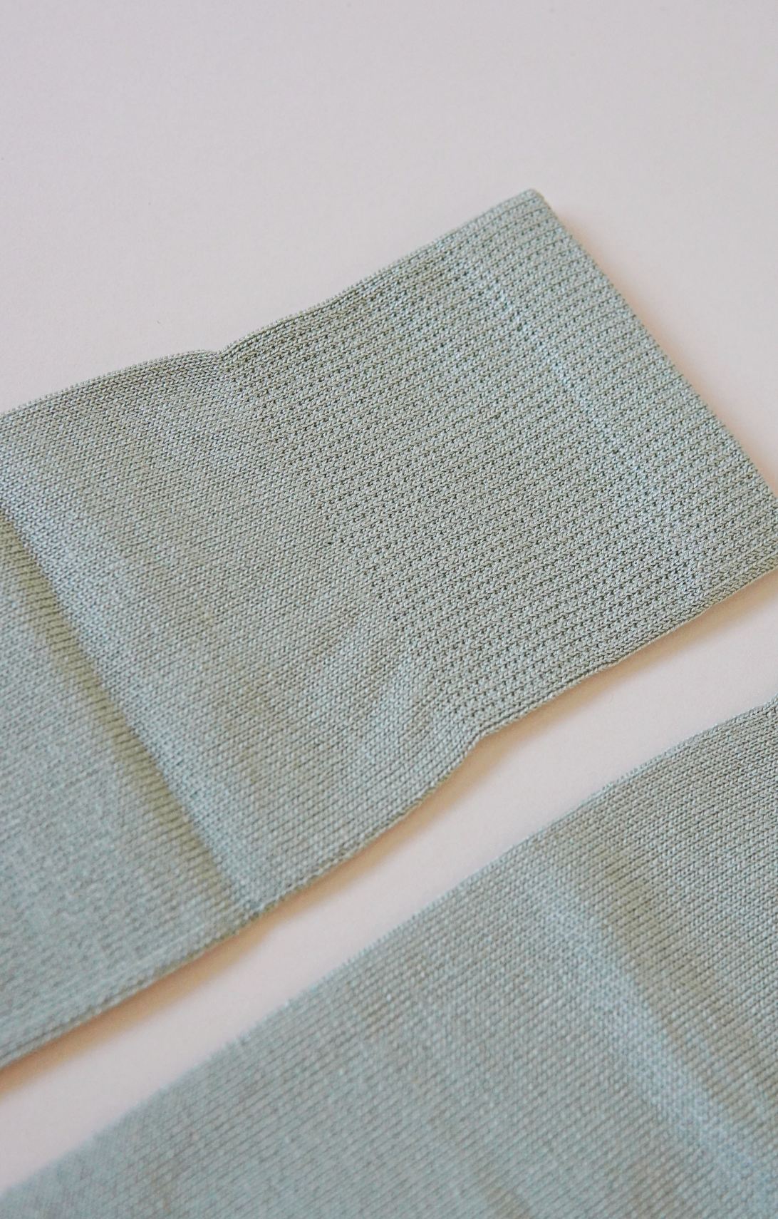 Zehensocken aus mit Beifuß gefärbter Seide